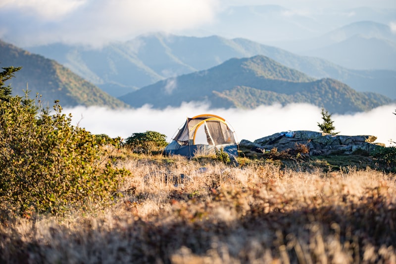 Tente de camping en alpage au-dessus des nuages